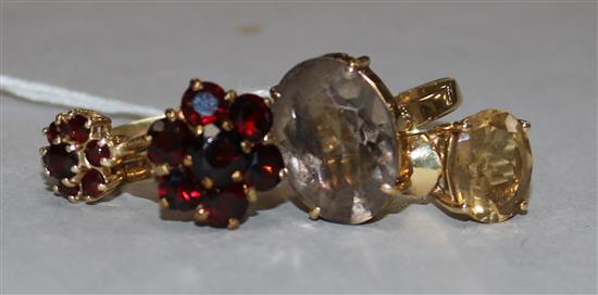 Two garnet set rings, one 14ct, one 9ct and two 9ct gold quartz set rings.